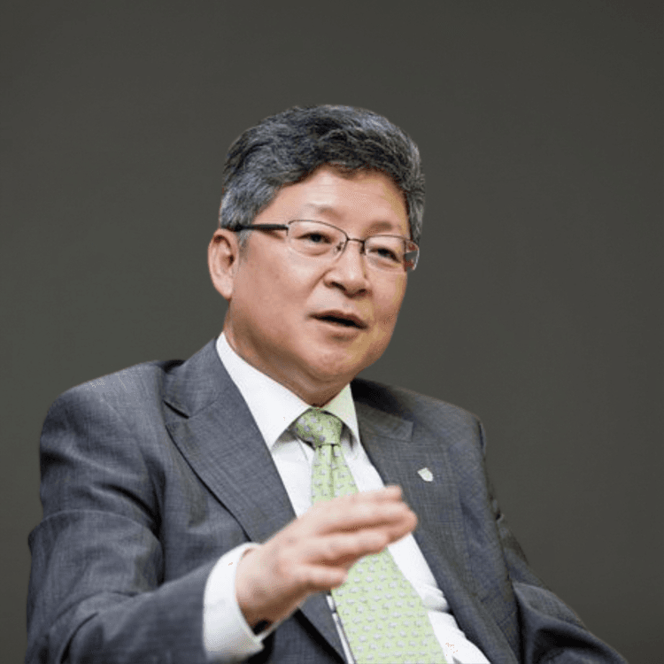 GS. Sung Jin Kang - Viện trưởng <br/>
Viện Nghiên cứu Kinh tế <br/>
Đại học Korea <br/>
Hàn Quốc