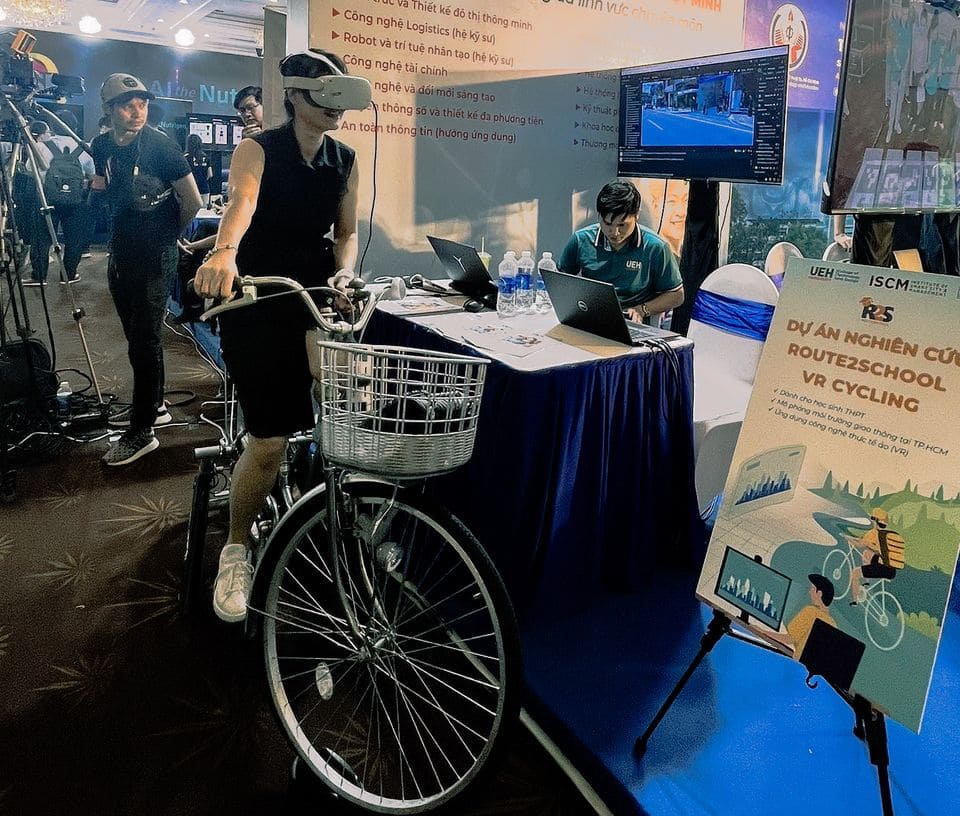 DỰ ÁN NGHIÊN CỨU ROUTE2SCHOOL VIRTUAL REALITY CYCLING TẠI NGÀY HỘI TRÍ TUỆ NHÂN TẠO VIỆT NAM