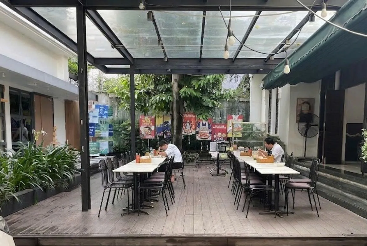 Cafe yard before